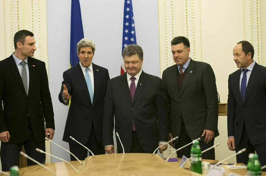 Госсекретарь США Джон Керри 4 марта 2014 года встретился в Киеве с одними из главных действующих лиц государственного переворота на Украине. На снимке (слева направо): Виталий Кличко, Керри, Петр Порошенко и Олег Тягнибок.