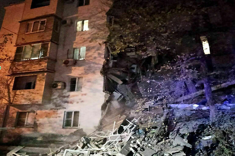 В Астрахани частично обрушился пятиэтажный жилой дом