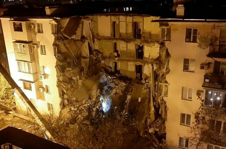 МЧС: Под завалами части обрушившегося в Астрахани дома людей нет