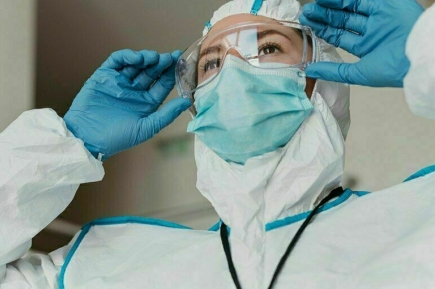Пациентов с гриппом или COVID-19 отвезут в больницу врачи в масках