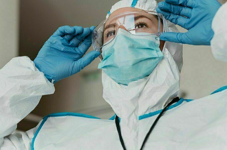 Пациентов с гриппом или COVID-19 отвезут в больницу врачи в масках