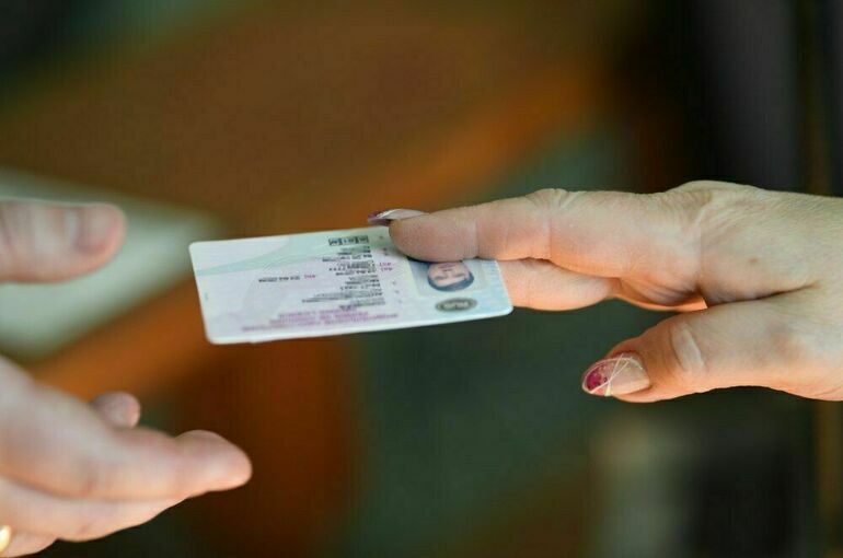 Почему рано уравнивать цифровые и бумажные водительские удостоверения