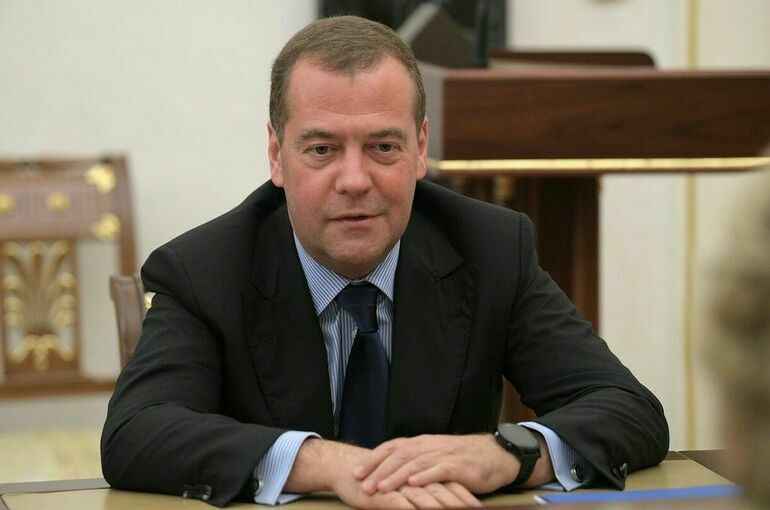 Медведев опубликовал анекдот о выставленном в Финляндии российском танке