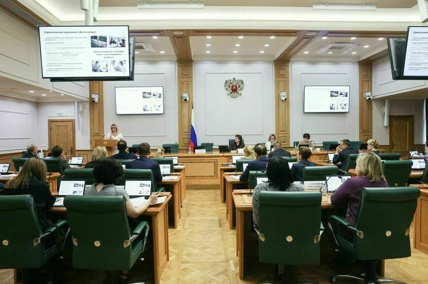 Детям, пострадавшим от обстрелов в новых регионах, присвоят особый статус