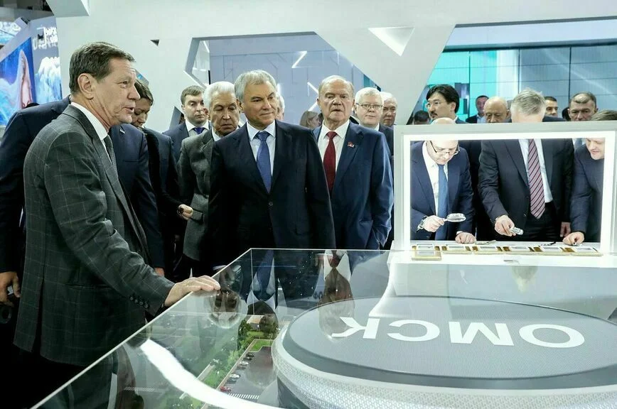 Володин и депутаты посетили международную выставку-форум «Россия»