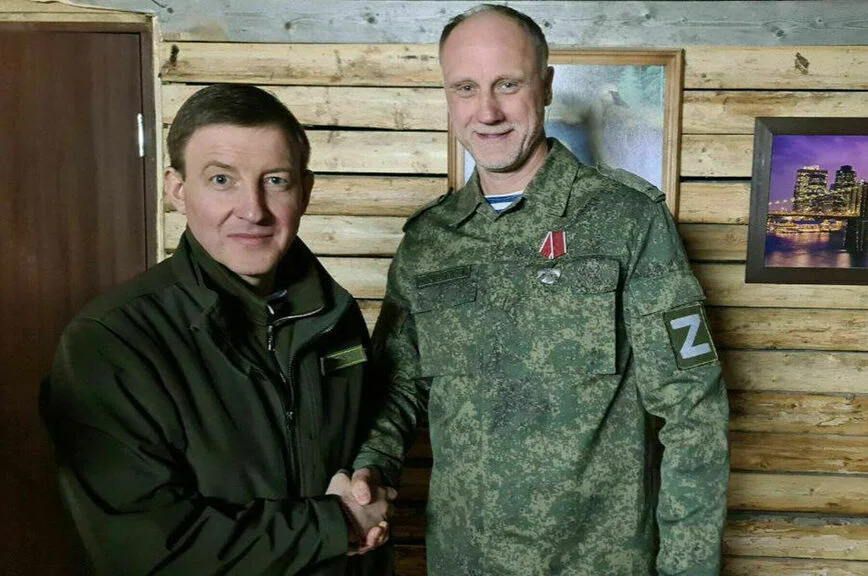 Секретарь Генсовета «Единой России» Андрей Турчак поздравляет депутата Госдумы Олега Голикова с орденом Мужества, который он получил в апреле 2023 года, выполняя боевые задачи в зоне СВО.