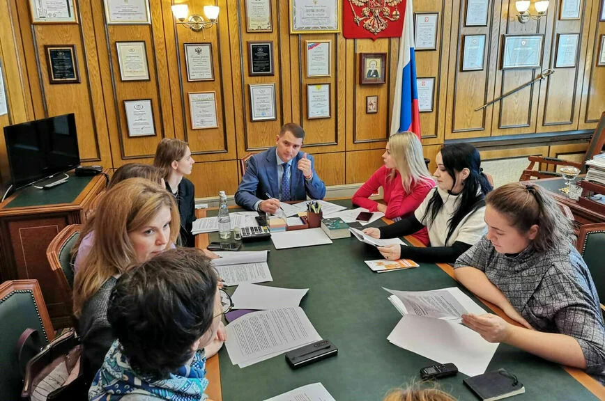 По словам члена фракции ЛДПР Ярослава Нилова, очень много вопросов от избирателей сейчас идет по теме СВО, это целый спектр проблем, где очень часто требуется взаимодействие разных ведомств.