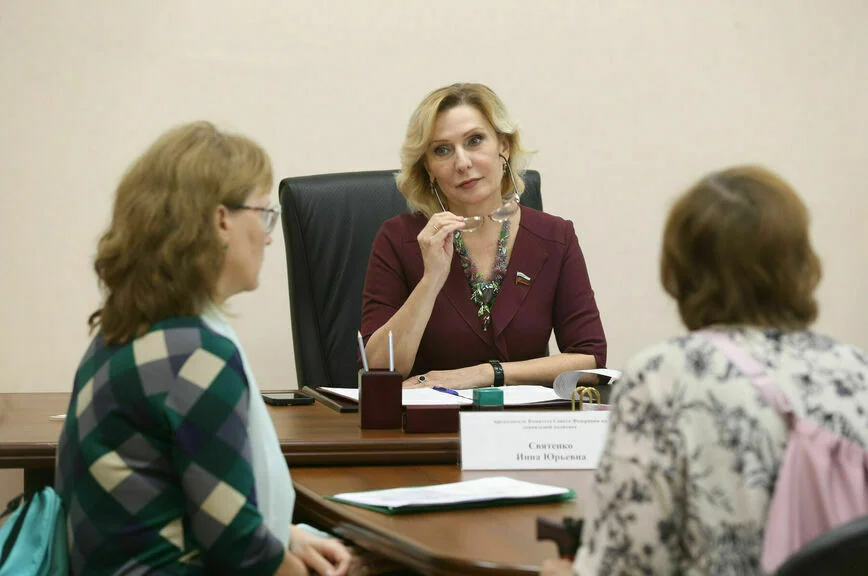 Вице-спикер Совета Федерации Инна Святенко рассказала, что просители в приемную приходят с самыми разными проблемами: решить вопрос с жильем, найти управу на муниципальные власти или протянуть электричество в село.