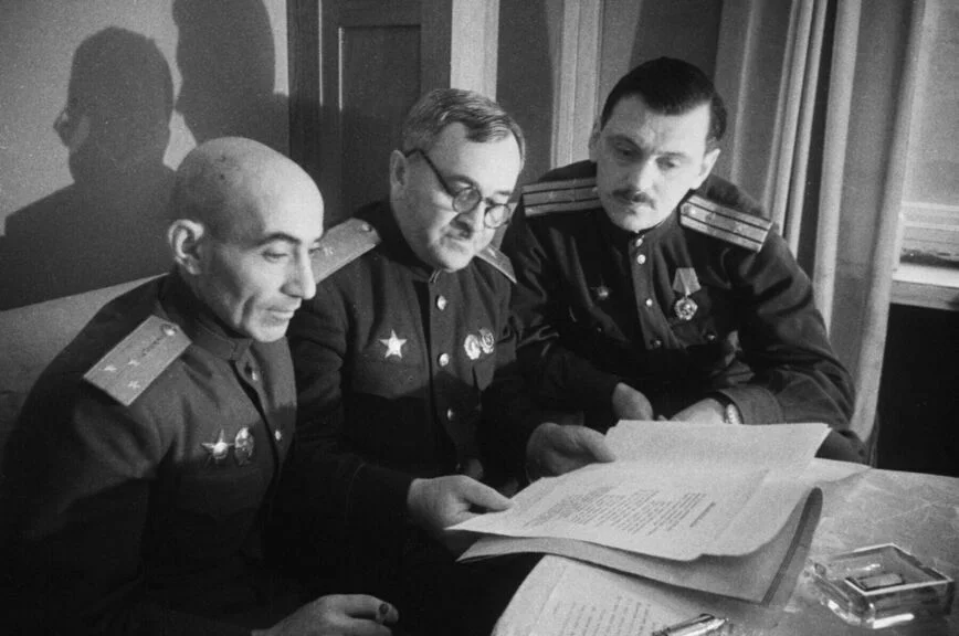Так в декабре 1943-го рождался советский гимн: композитор Александр Александров (в центре) и два военных корреспондента – писатель  Эль-Регистан и поэт Сергей Михалков/