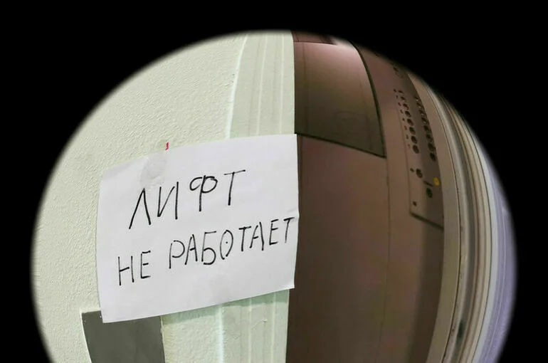 В Москве в жилом доме сорвался лифт с женщиной и ребенком
