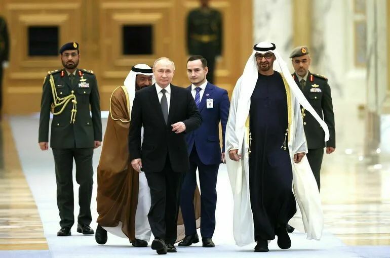 Путин подарил лидеру ОАЭ его портрет