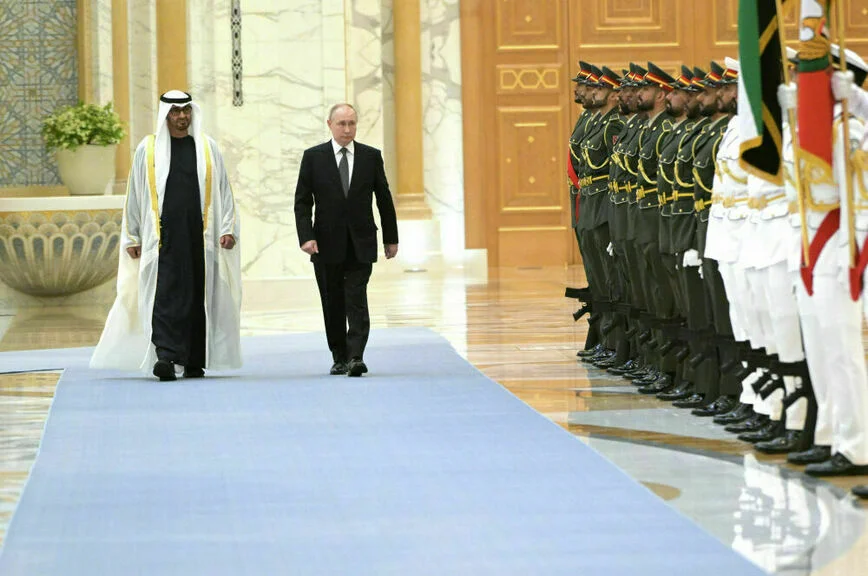 Владимир Путин и президент ОАЭ шейх Мухаммед бен Заид Аль Нахайян на церемонии официальной встречи во дворце Каср Аль-Ватан в Абу-Даби.
