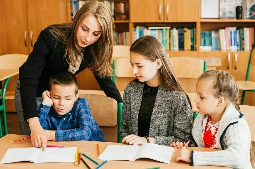 В школах могут появиться тьюторы и тифлосурдопереводчики