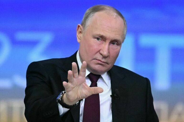 Президент призвал убрать женщин-корреспондентов с передовой