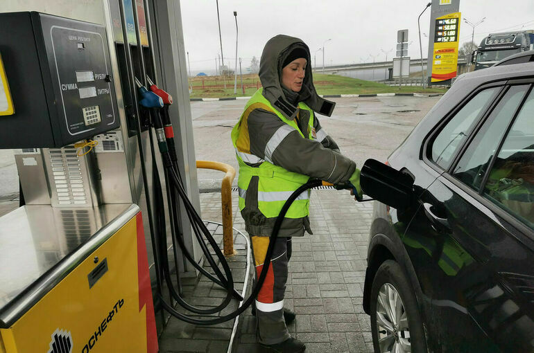Бензин подорожал на две копейки за неделю