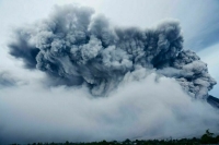 Вулкан Эбеко на Курилах выбросил пепел на высоту 1,3 км