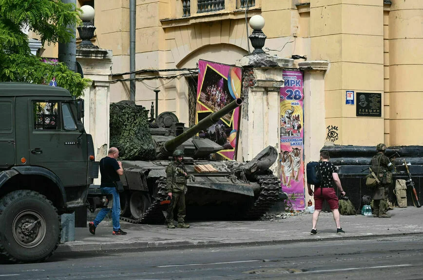 Танк ЧВК «Вагнер», застрявший в воротах цирка в Ростове-на-Дону 24 июня 2023 года.