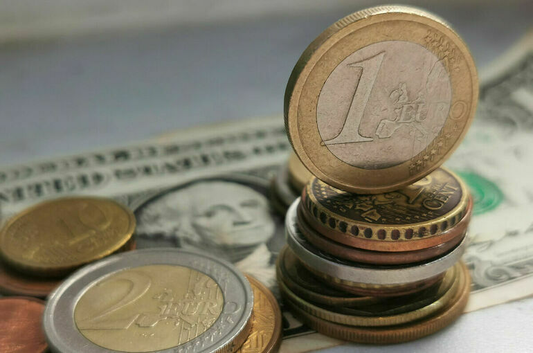 Курс евро на Мосбирже опускался ниже 99 рублей впервые с 20 декабря