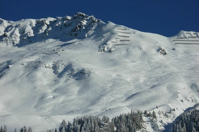 Два человека погибли во французских Альпах под лавиной