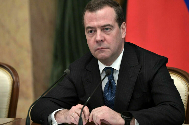 Медведев: Наши сердца с теми, кто находится на фронте