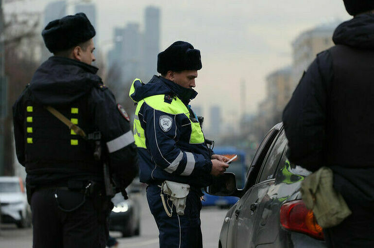 Водителей иномарок наказали за дрифт с фейерверками в Москве