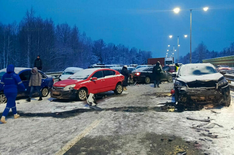 В Новгородской области столкнулись 50 автомобилей