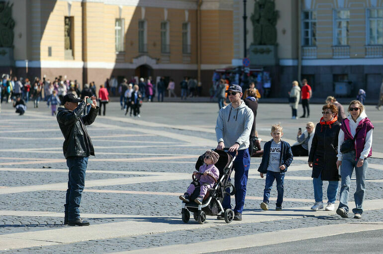 Путин пообещал изучить предложение ввести соцгарантии для многодетных отцов