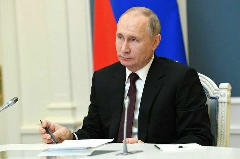 Путин поручил проработать включение общепита в программу развития туризма