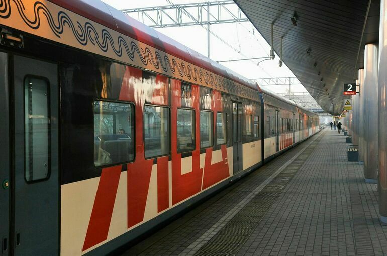 Поезд сбил трех человек в районе станции Рижская в Москве