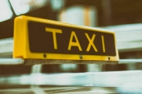 Работодателям предложили оплачивать ночное такси для сотрудников