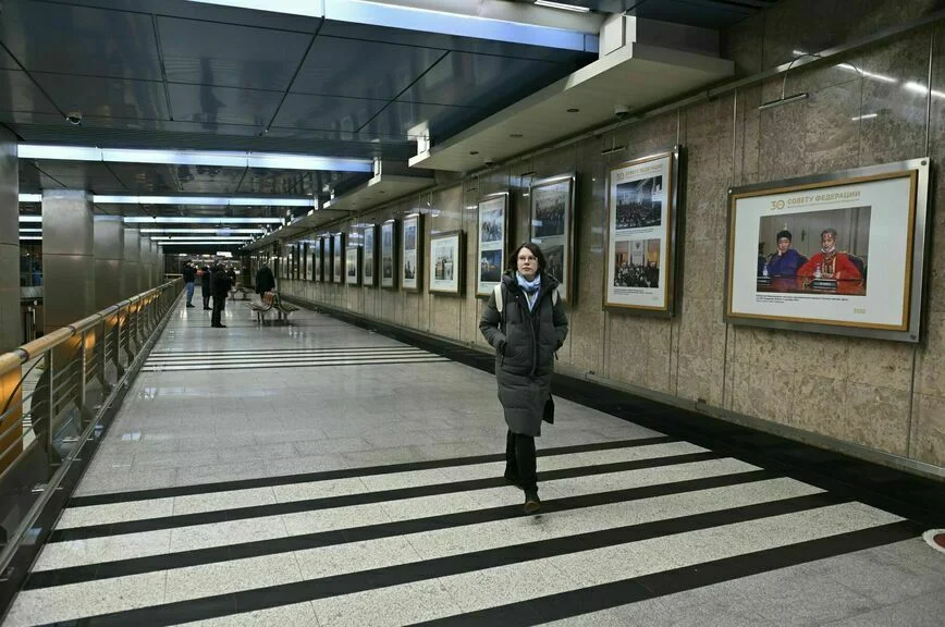 В московском метро открыли выставку, посвященную 30-летию Совета Федерации