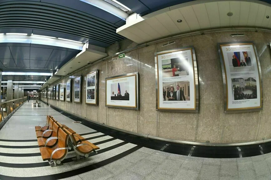 В московском метро открыли выставку, посвященную 30-летию Совета Федерации