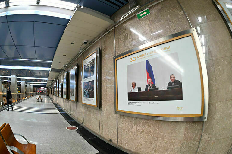 В московском метро показали жизнь сенаторов
