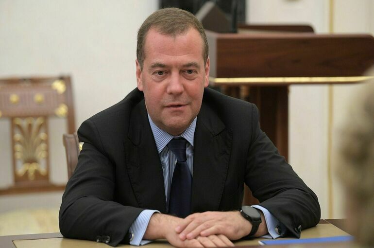 Медведев заявил, что прирост добровольцев в армию РФ впечатлил Киев