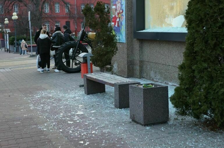В Белгороде остановки начали укреплять мешками с песком и бетоном
