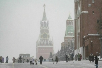 Москвичам пообещали потепление и снегопад