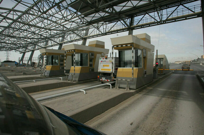 Электромобилям продлят на 2024 год бесплатный проезд по платным трассам