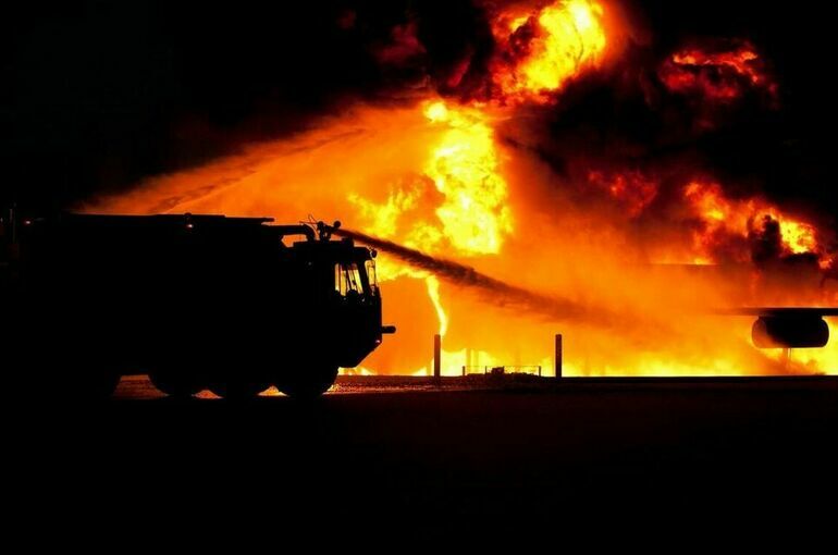 Пожарный поезд прибыл на помощь в тушении нефтебазы в Брянской области