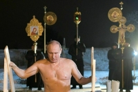 Путин искупался в проруби на Крещение