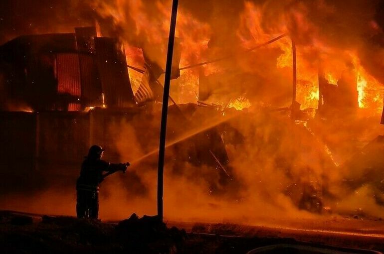 В Челябинске загорелся торговый комплекс «Европа-Азия»