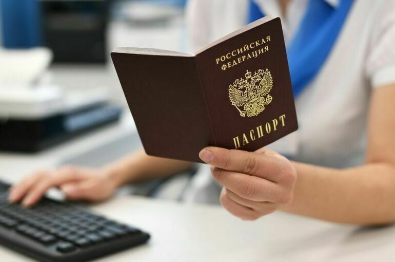 Россиян за рубежом могут обязать встать на консульский учет