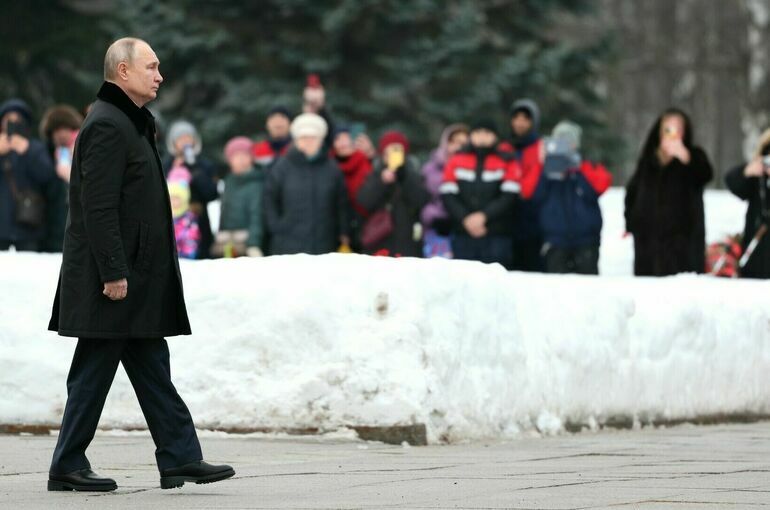 Путин возложил венок к монументу «Мать-Родина» на Пискаревском кладбище