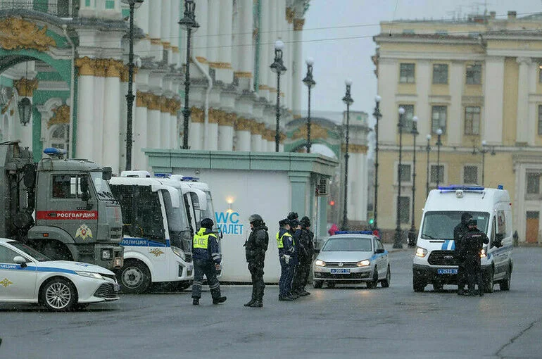 Полиция начала проверку после прыжка парашютиста с балкона в Подмосковье
