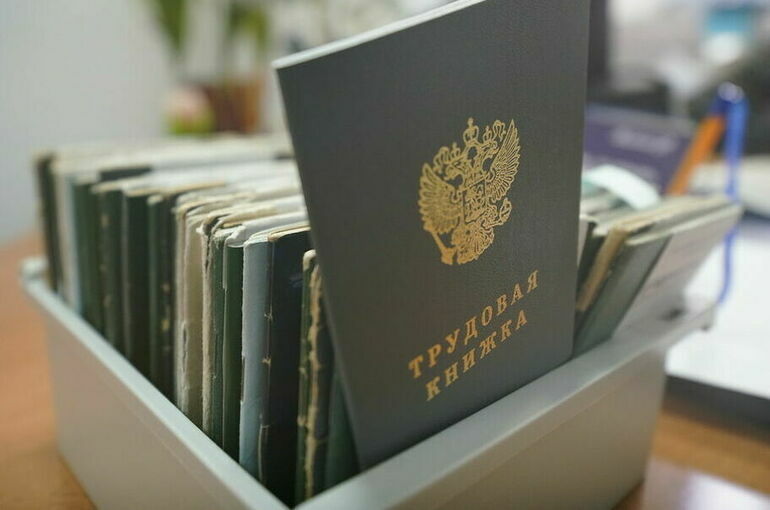 Чемодан и трудовая: россиянам разрешат брать за рубеж личные документы