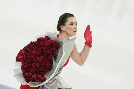 Сборную РФ по фигурному катанию лишили первого места на Олимпиаде в Пекине