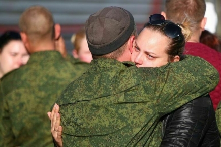 Военный получает деньги. Зарплата контракакника. Военная служба. Резервисты в российской армии. Оклады военнослужащим с 01.