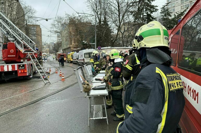 В центре Москвы загорелась пожарная часть