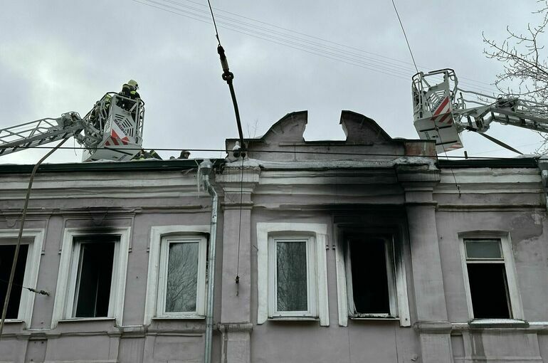 Трех человек спасли с крыши горящей пожарной части в Москве