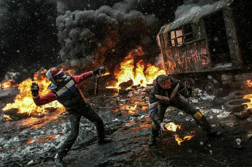 22.01.2014. Участники акций в поддержку евроинтеграции Украины на улице Грушевского в Киеве.