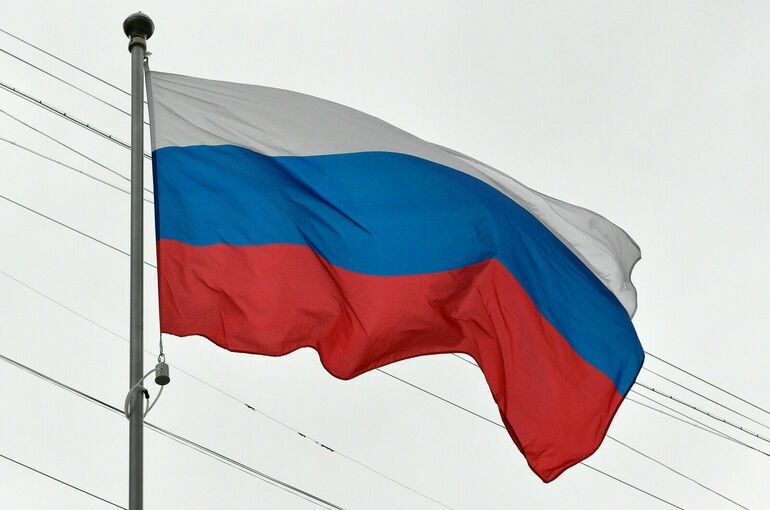 Вывешивать российский флаг предложили над вузами и детскими садами